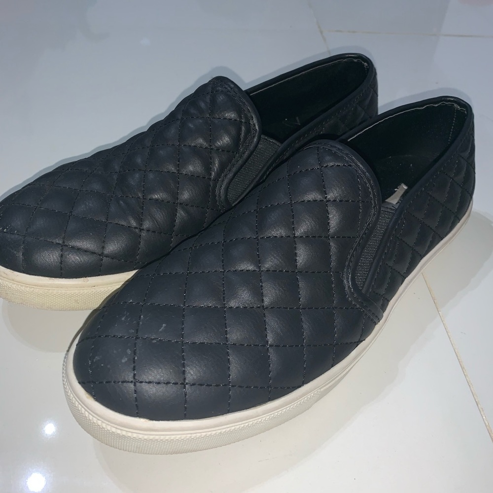STEVE MADDEN SLIP-ONS